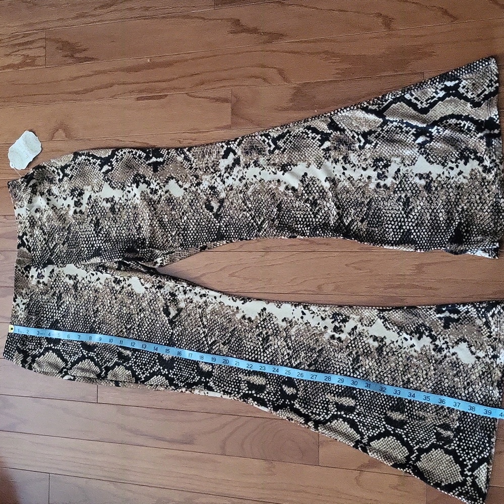 Altar'd State Flare Snake Print Flare Pants Leggings Sz L - Picture 2 of 13